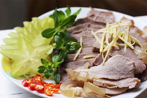 Bò (bê) hấp hành gừng