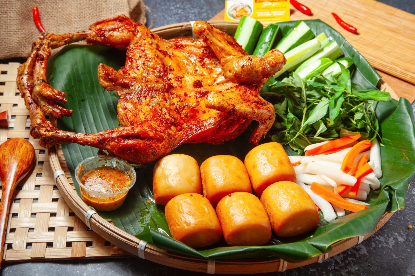 Gà nướng muối ớt + xôi hoặc bánh bao