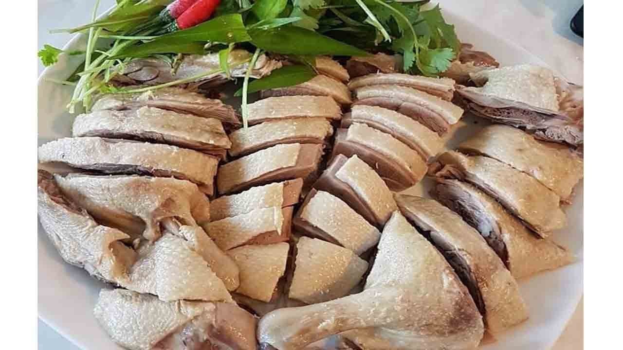 Gỏi vịt nguyên con