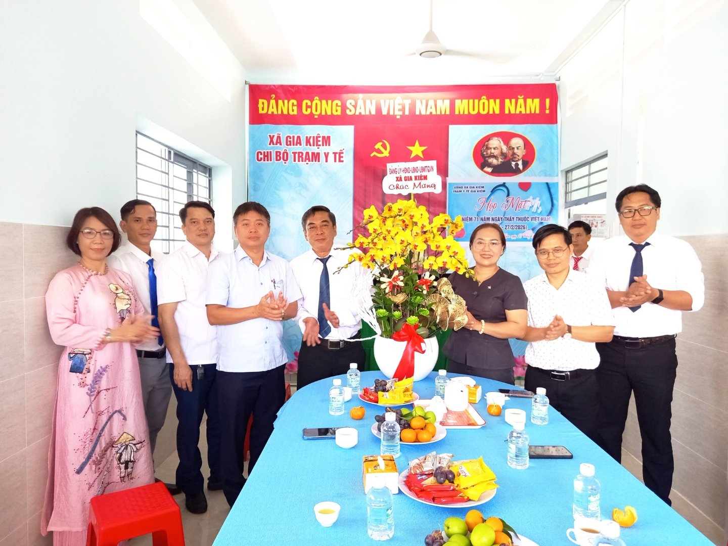 Đại diện lãnh đạo xã chúc mừng Trạm Y tế xã nhân kỷ niệm 71 năm Ngày Thầy thuốc Việt Nam (27/2/1955-27/2/2026)