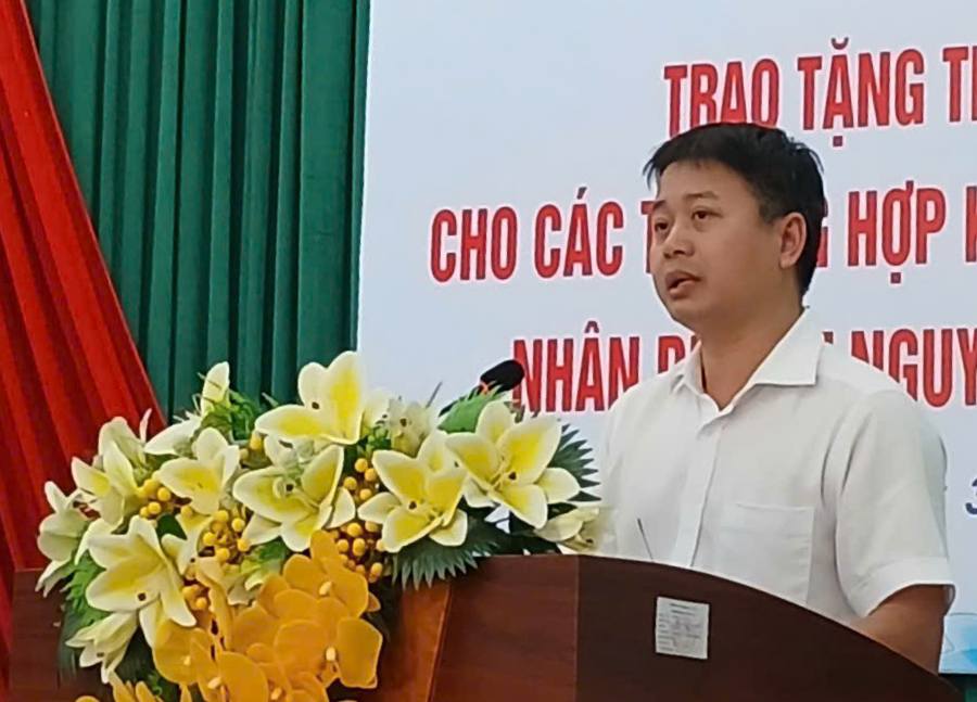Trao tặng thẻ bảo hiểm y tế cho các trường hợp khó khăn trên địa bàn xã nhân dịp Tết Nguyên đán