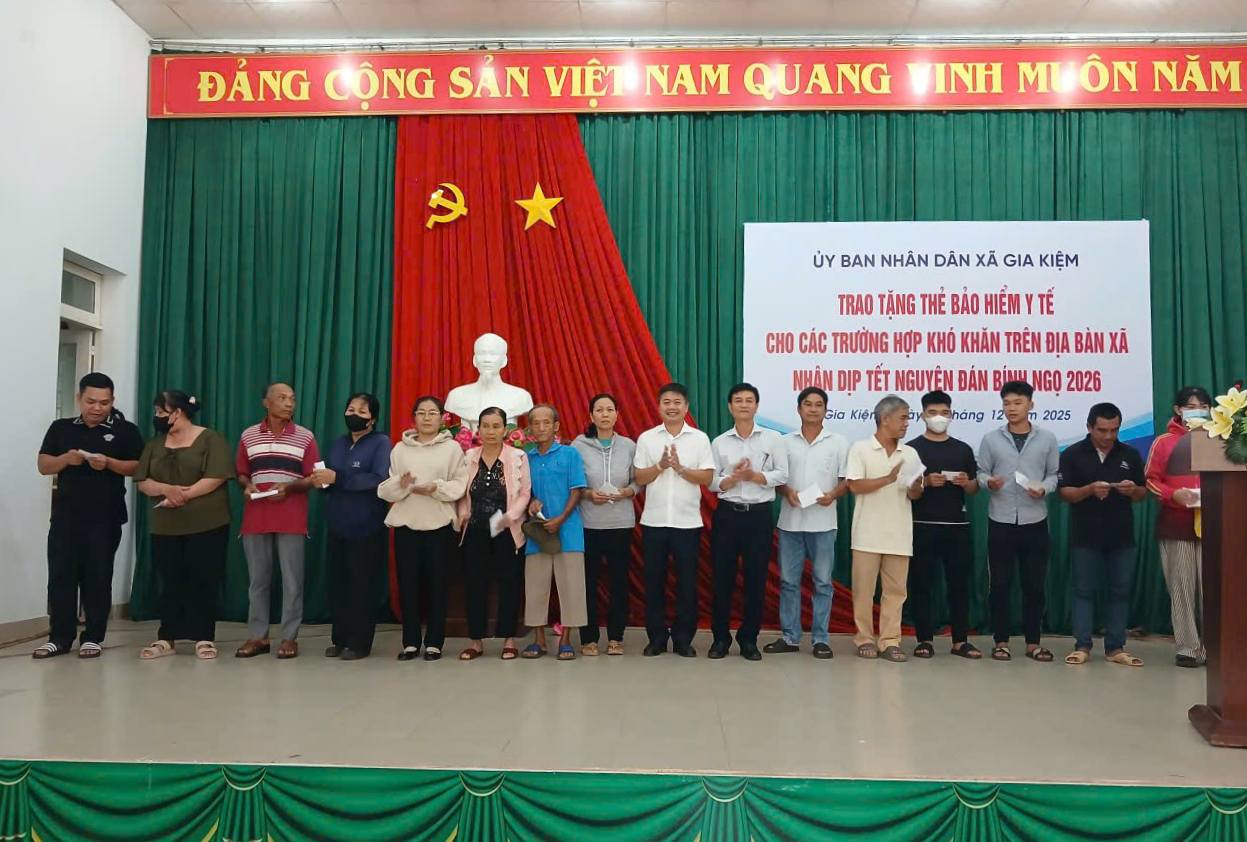 Trao tặng thẻ bảo hiểm y tế cho các trường hợp khó khăn trên địa bàn xã nhân dịp Tết Nguyên đán