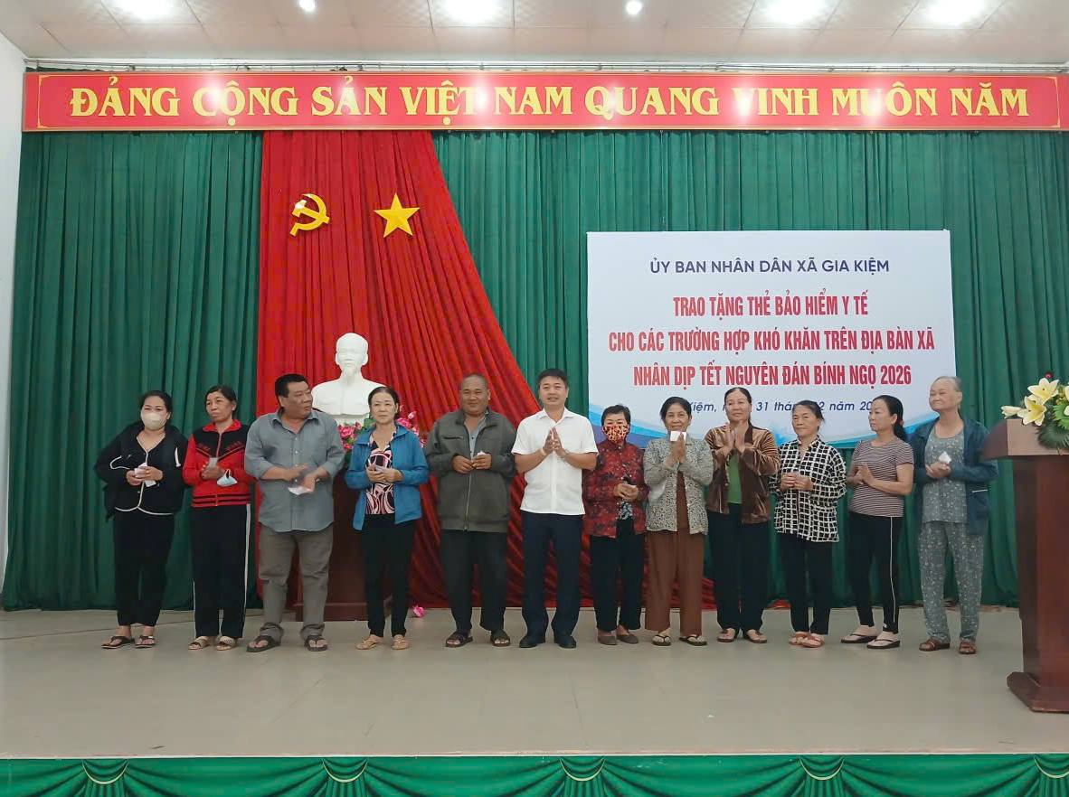 Trao tặng thẻ bảo hiểm y tế cho các trường hợp khó khăn trên địa bàn xã nhân dịp Tết Nguyên đán