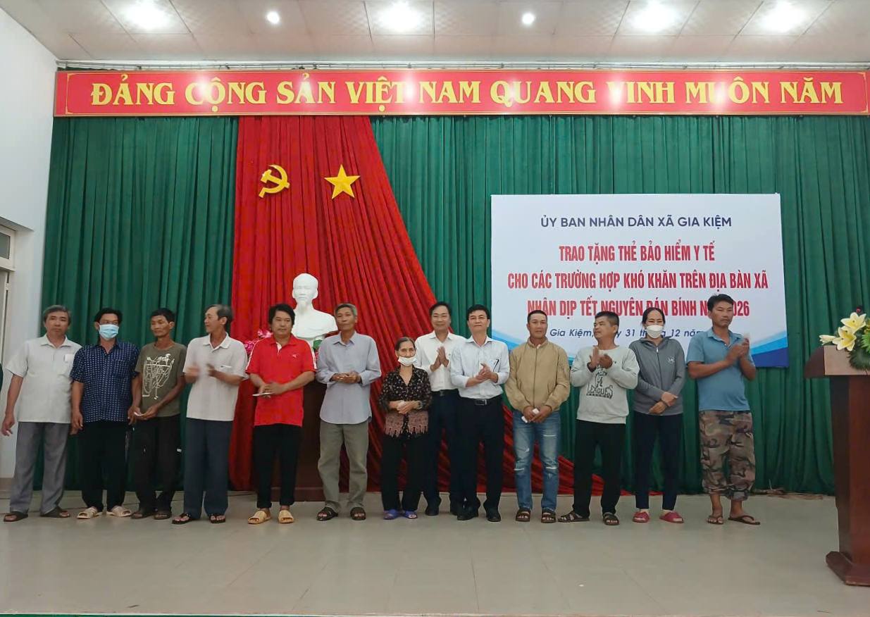 Trao tặng thẻ bảo hiểm y tế cho các trường hợp khó khăn trên địa bàn xã nhân dịp Tết Nguyên đán