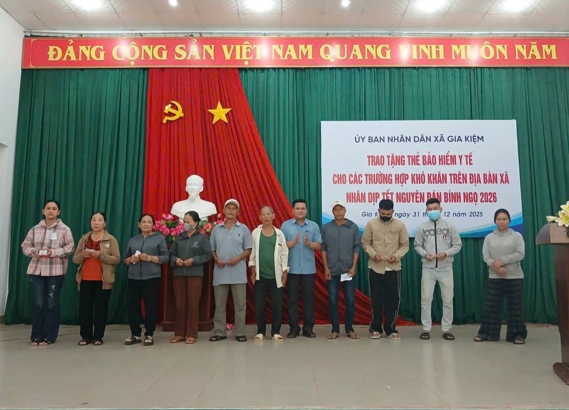 Trao tặng thẻ bảo hiểm y tế cho các trường hợp khó khăn trên địa bàn xã nhân dịp Tết Nguyên đán