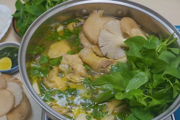 Lẩu gà lá é ½ con