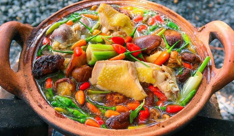 Lẩu gà tiềm ớt hiểm